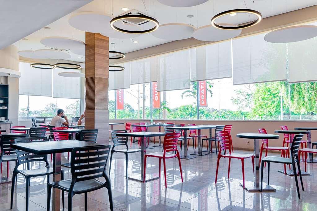 Hus Hotel دورادوس المطعم الصورة